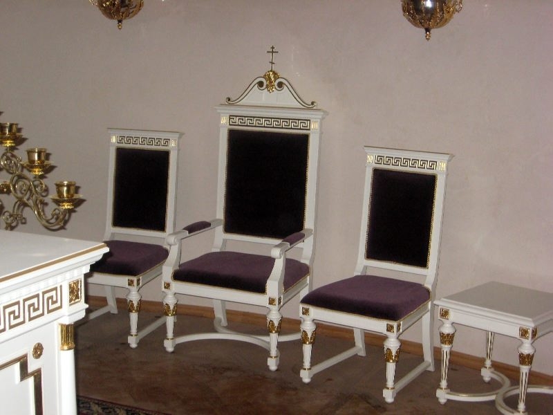 Набор церковных стульев